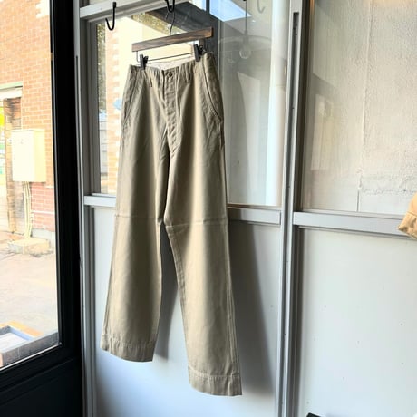 COMOLI　KHAKI チノパンツ