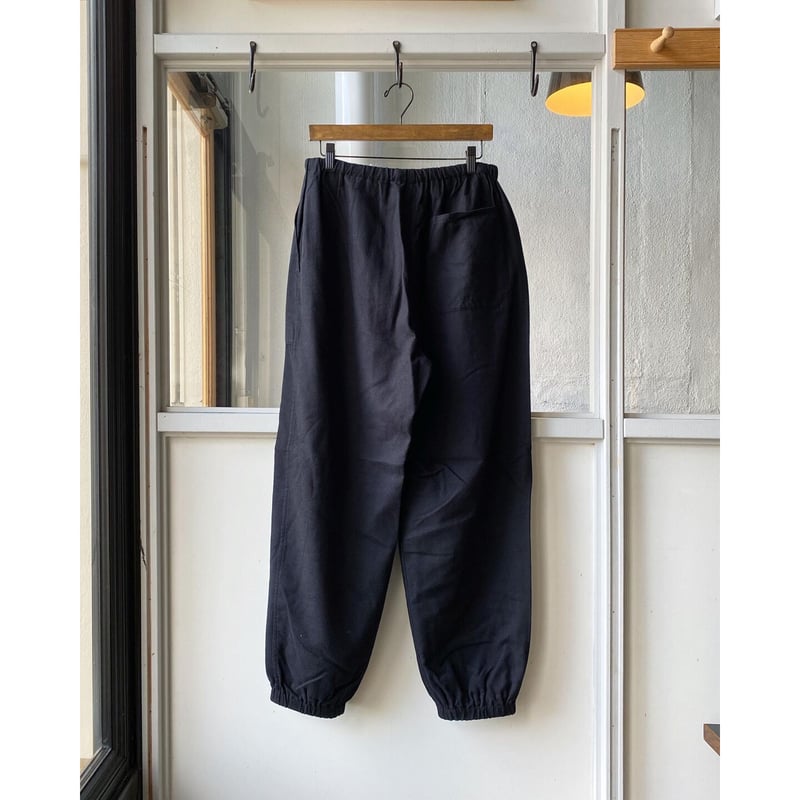 COMOLI シルクネル ドローストリングパンツ | Less Higashikawa