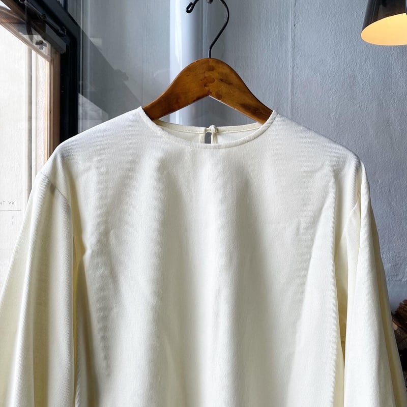 新品  yori ギャザースリーブカットソー ホワイト 新品 yori ギャザースリーブカットソー ホワイトの通販 by juuuuun's