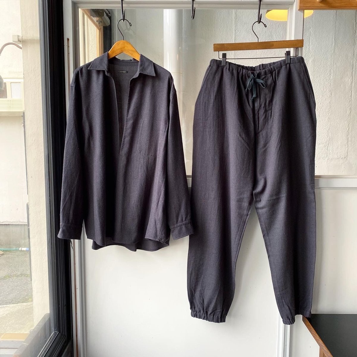 COMOLI ウールビエラ スキッパーシャツ | Less Higashikawa COMOLI ウールビエラ スキッパーシャツ | Less Higashikawa