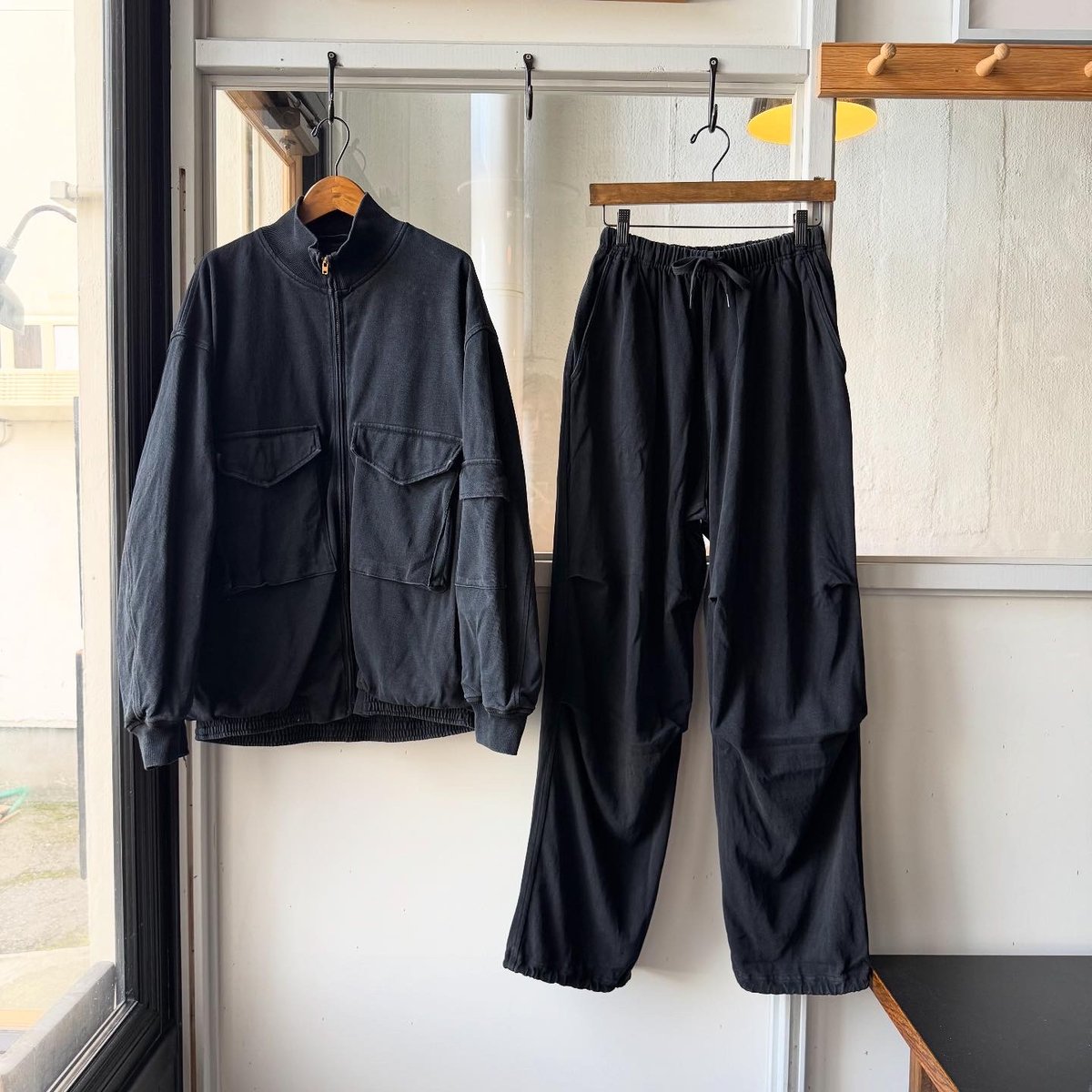 COMOLI コットンジャージ二ータックパンツ COMOLI コットンジャージ ニータックパンツ | Less Higashikawa