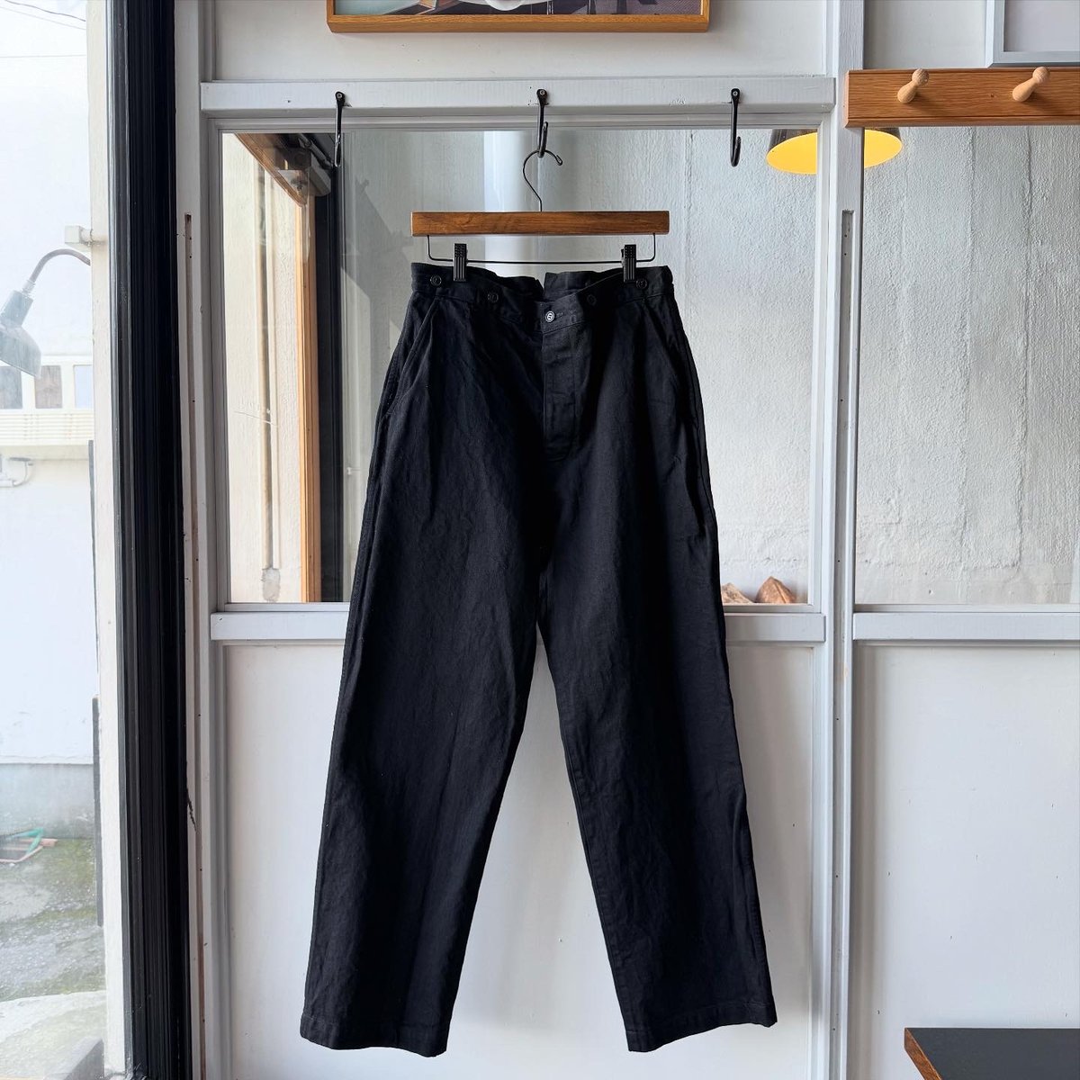COMOLI ブラックデニム オーバーパンツ | Less Higashikawa