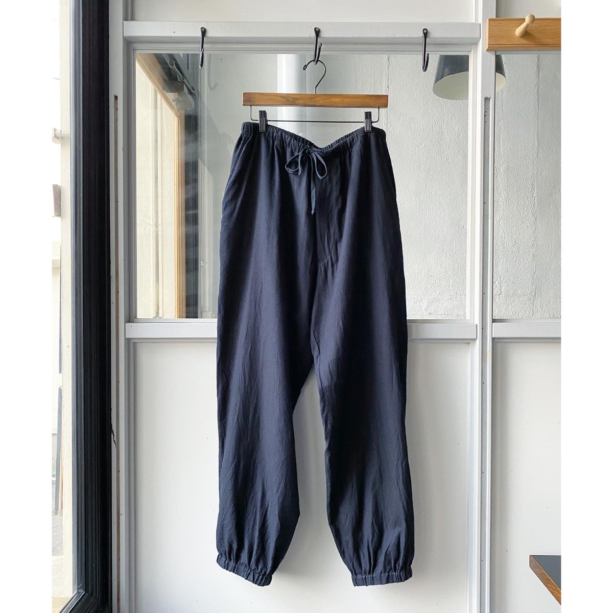 COMOLI シルクネル ドローストリングパンツ | Less Higashikawa COMOLI シルクネル ドローストリングパンツ | Less Higashikawa