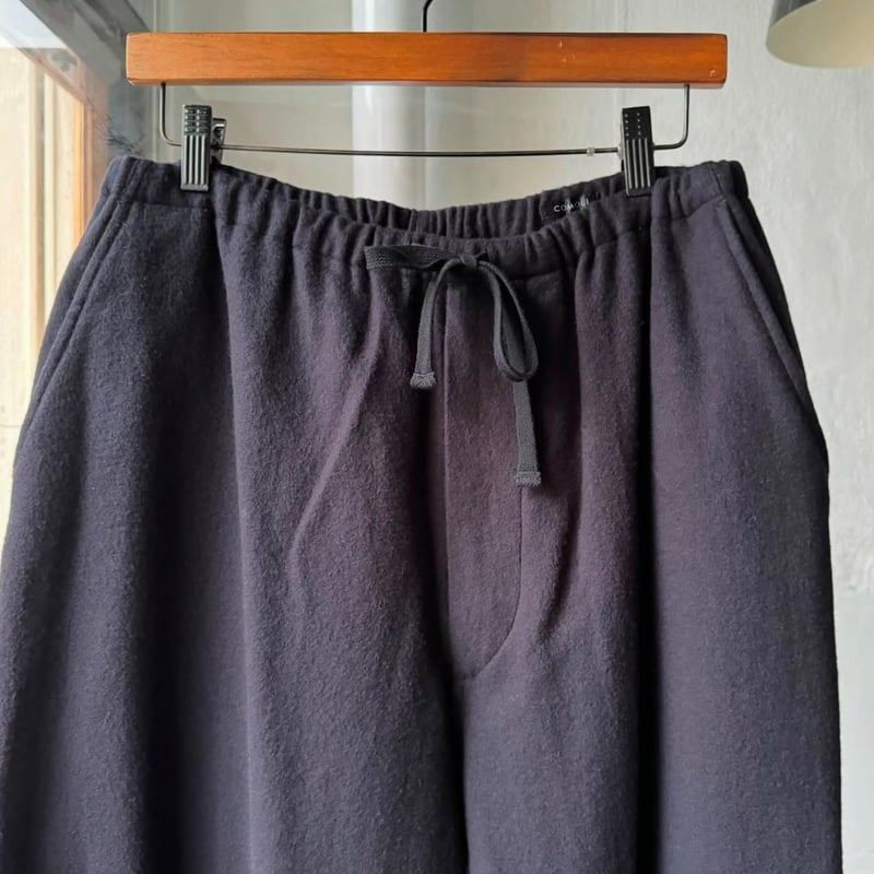 COMOLI カシミヤ ドローストリングパンツ | Less Higashikawa