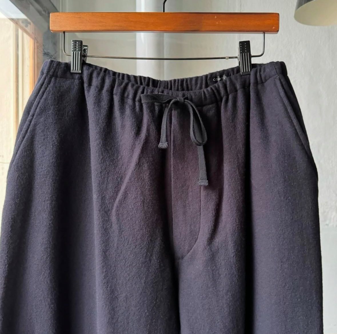 COMOLI カシミヤ ドローストリングパンツ | Less Higashikawa