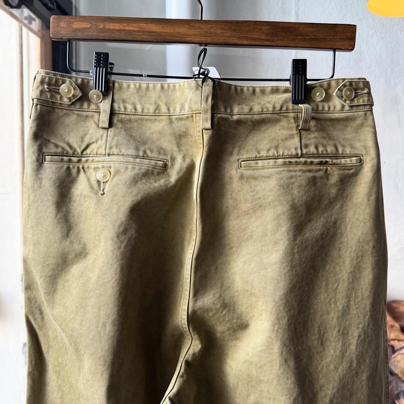 AURALEE PRODUCT DYED FINX CHINO ONE-TUCK PANTS