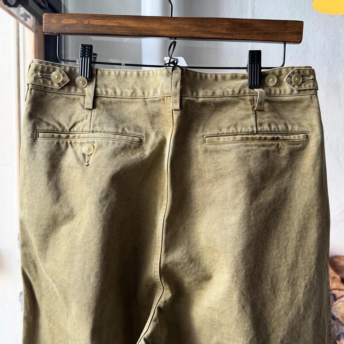 AURALEE PRODUCT DYED FINX CHINO ONE-TUCK PANTS