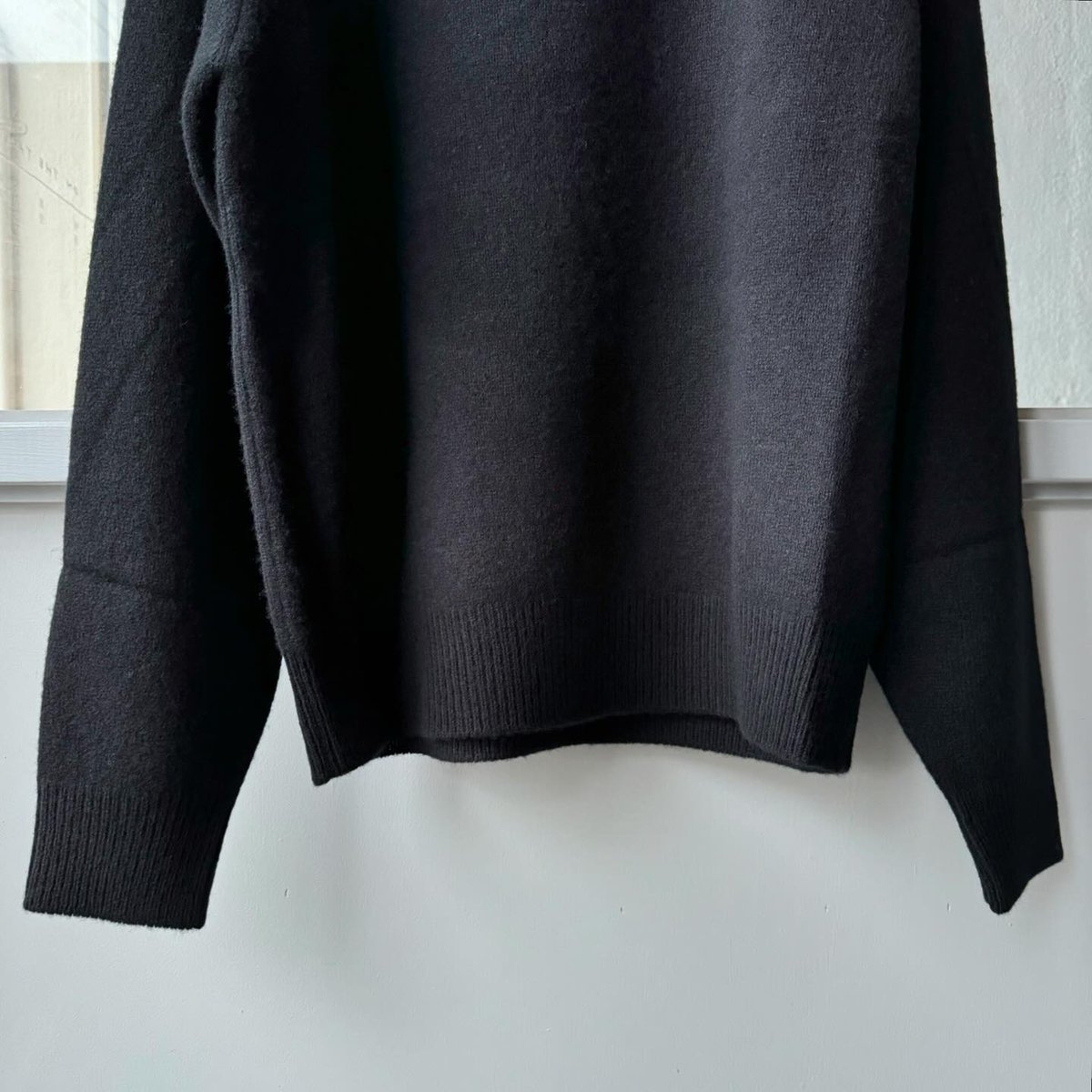 COMOLI ラムズウール クルーネックニット | Less Higashikawa COMOLI ラムズウール クルーネックニット | Less Higashikawa