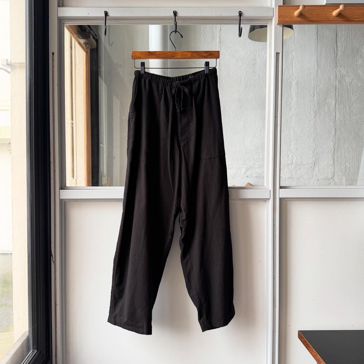 COMOLI コットンネル テーパードパンツ | Less Higashikawa