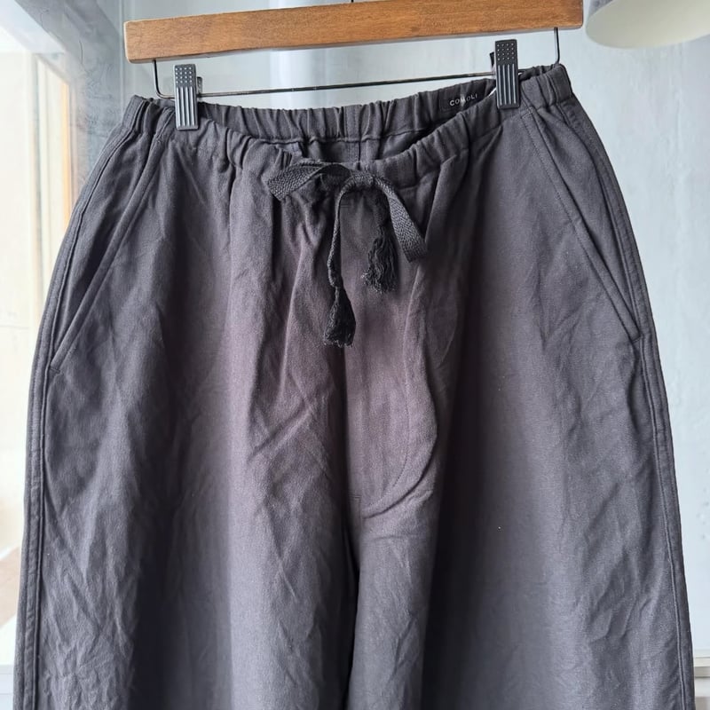 COMOLI コットンダックス テーパードパンツ | Less Higashikawa
