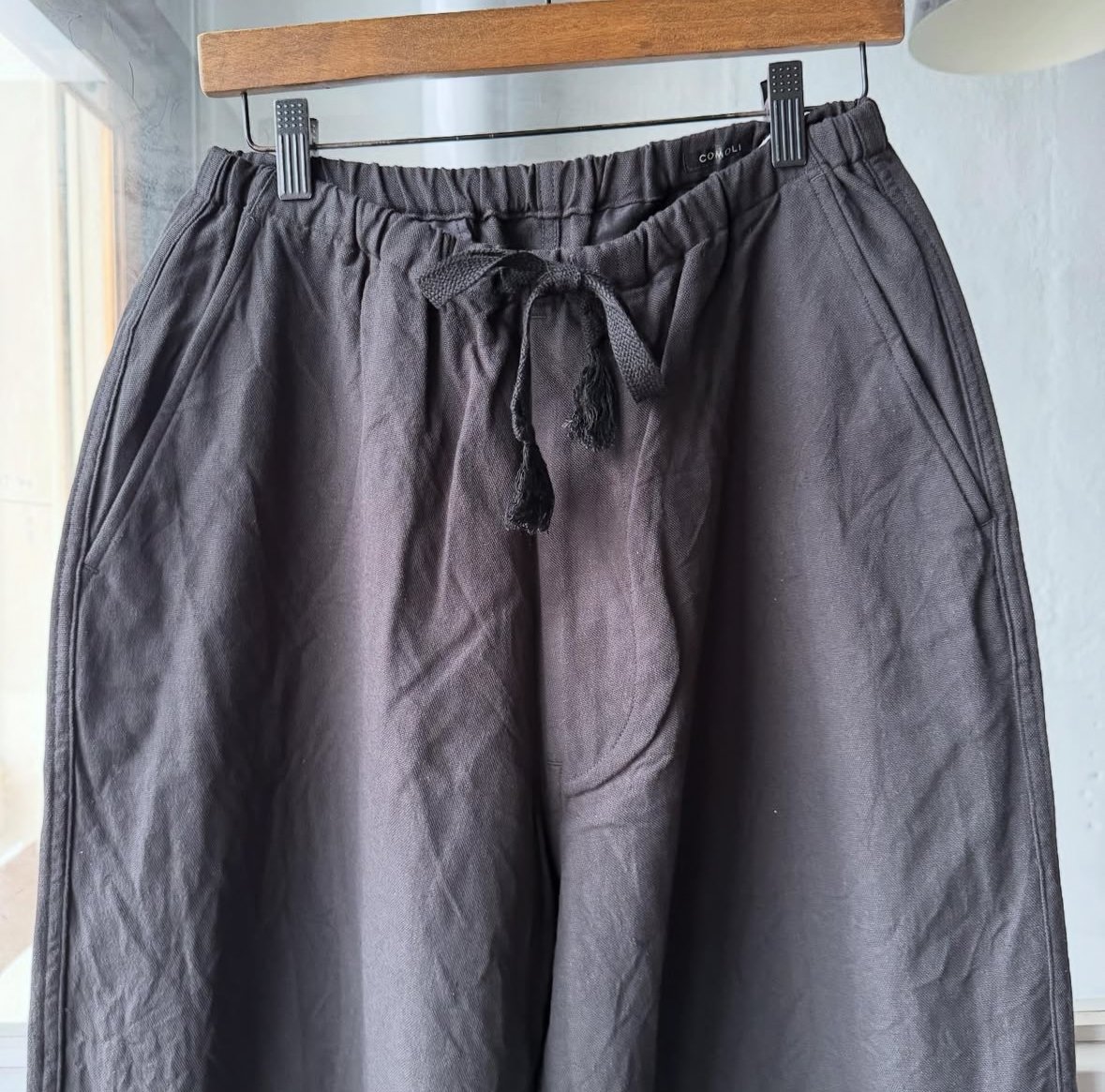 COMOLI コットンダックス テーパードパンツ | Less Higashikawa