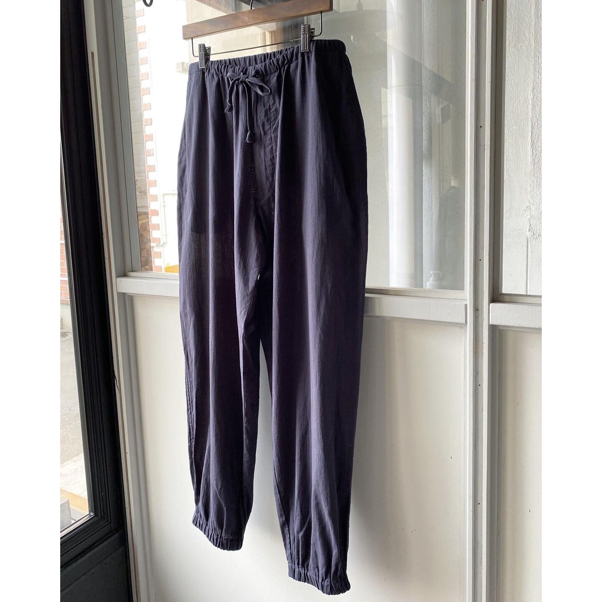 COMOLI 空紡オックス ドローストリングパンツ | Less Higashikawa