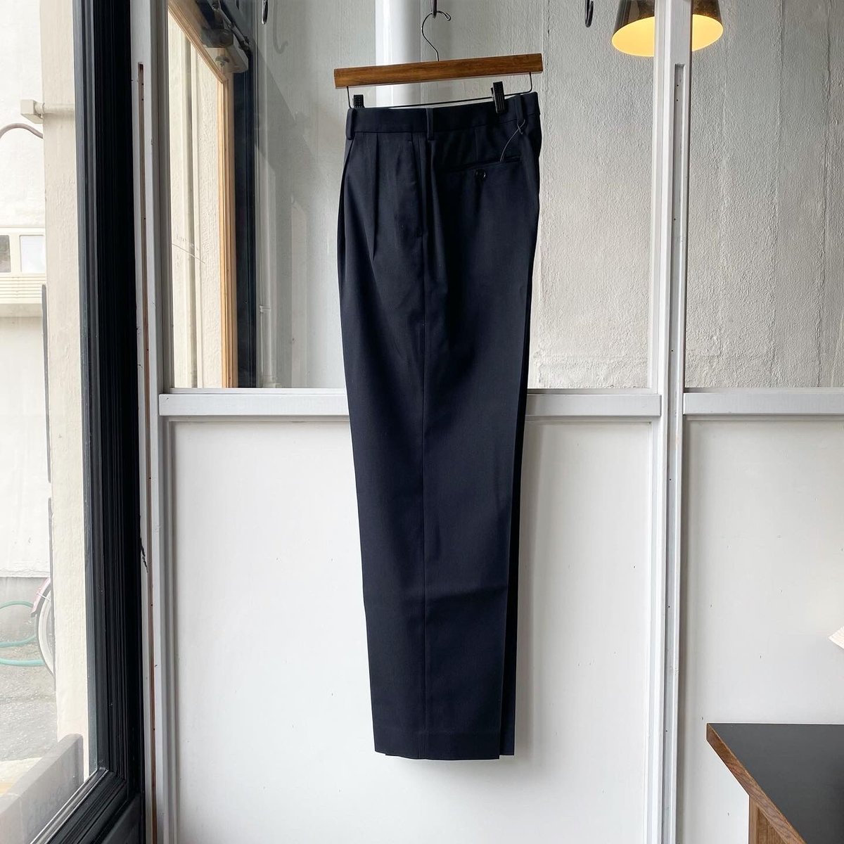 AURALEE LIGHT WOOL MAX GABADINE TWO-TUCK SLACK