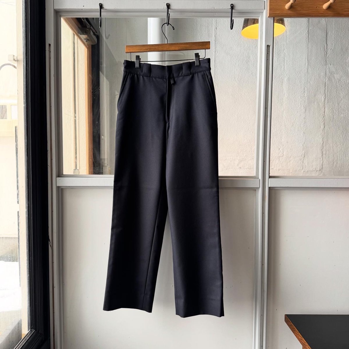 COMOLI ウールサージ パンツ | Less Higashikawa