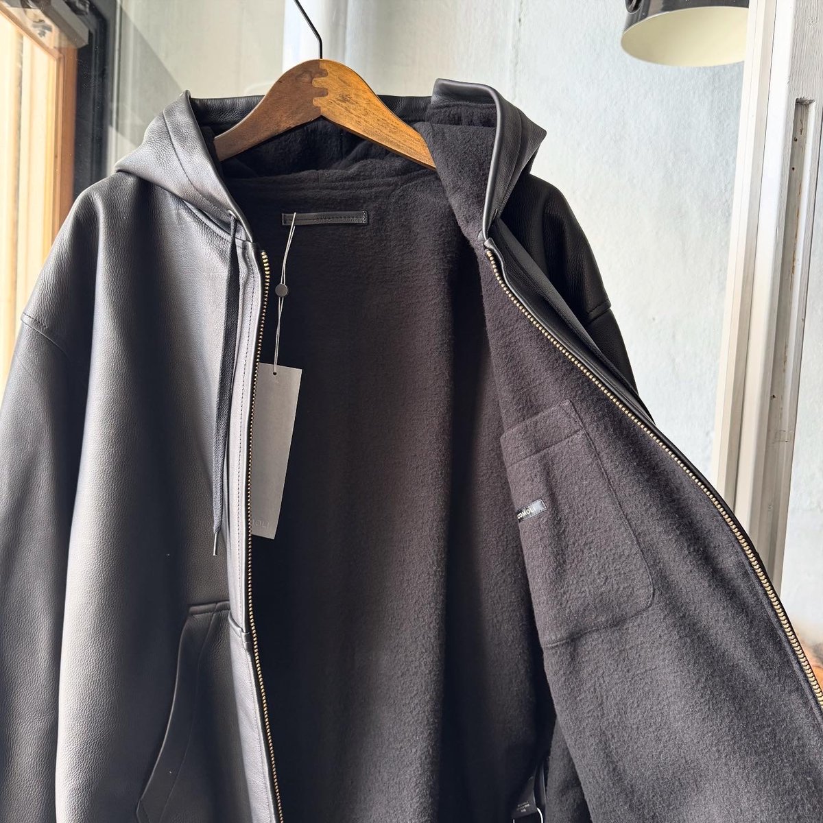 COMOLI カーフスキン ジップパーカ | Less Higashikawa