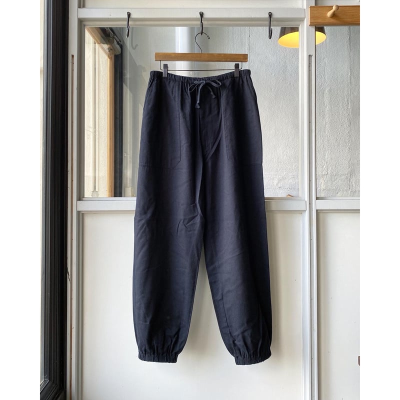 COMOLI シルクネル ドローストリングパンツ | Less Higashikawa COMOLI シルクネル ドローストリングパンツ | Less Higashikawa