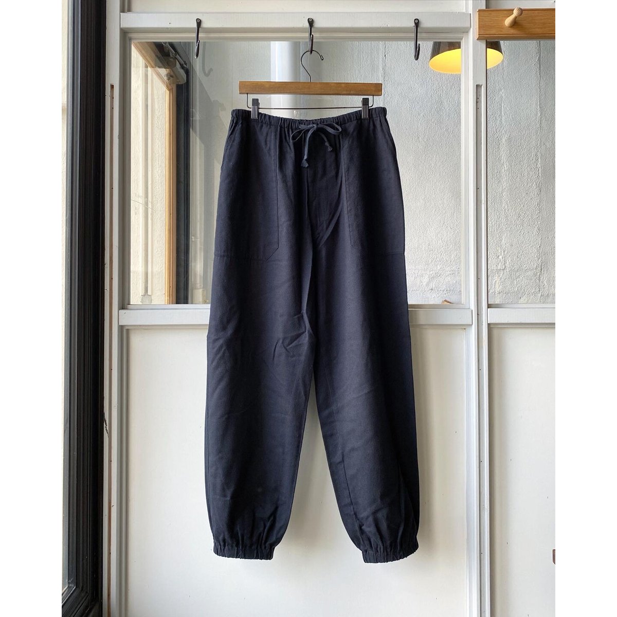 【美品】COMOLI シルクネルドローストリングパンツ SIZE2 COMOLI シルクネップ ドローストリングパンツ - DIMPLE