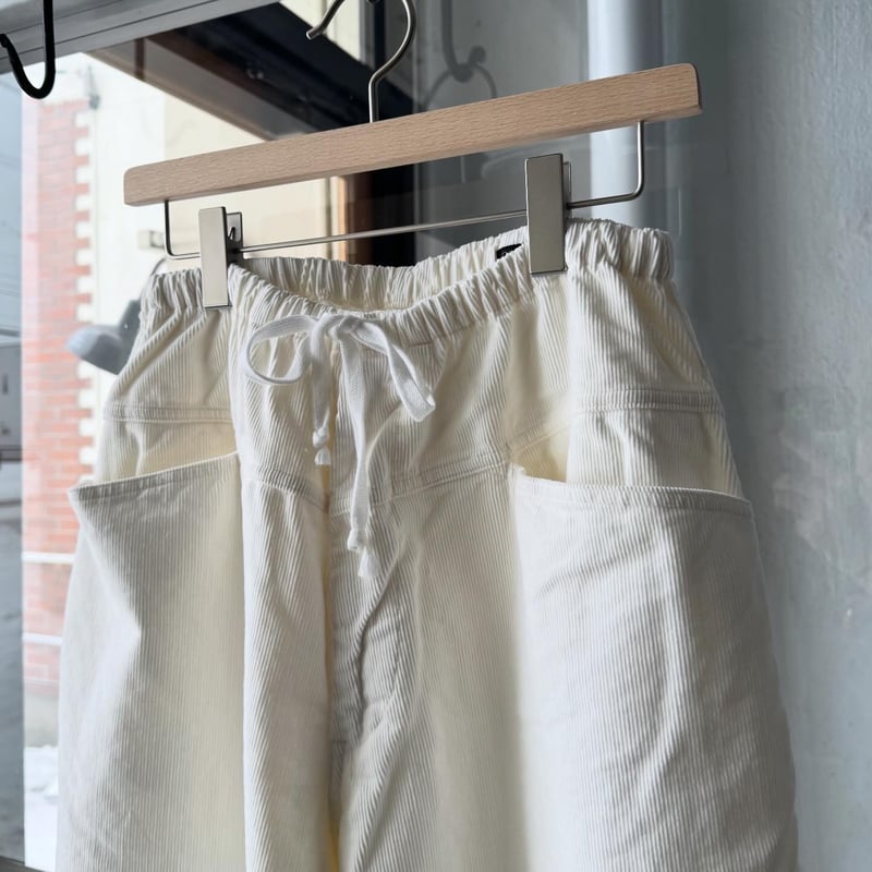 COMOLI コーデュロイ ドローストリングパンツ | Less Higashikawa