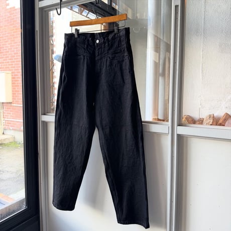 COMOLI　ブラックデニム テーパードパンツ