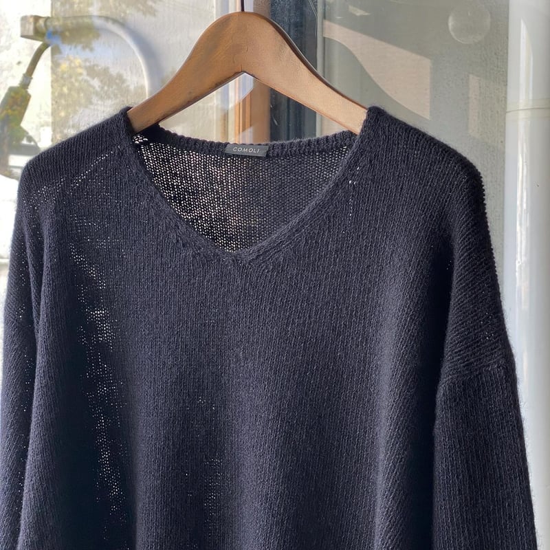 COMOLI カシミヤ製品染 Vネックニット | Less Higashikawa COMOLI カシミヤ製品染 Vネックニット | Less Higashikawa