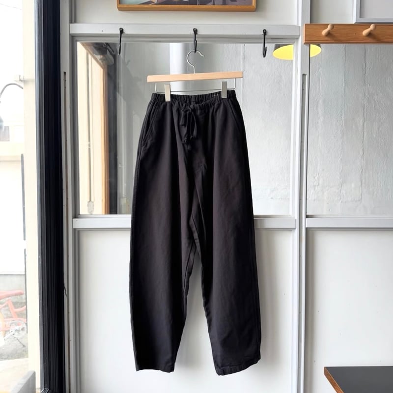 COMOLI コットンダックス テーパードパンツ | Less Higashikawa
