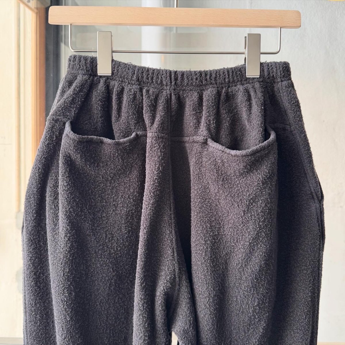 COMOLI フリース ドローストリングパンツ | Less Higashikawa