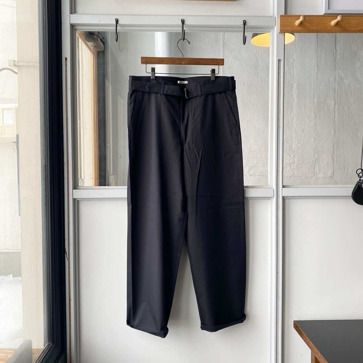 AURALEE WASHED FINX SILK CHAMBRAY BELTED PANTS AURALEE WASHED FINX SILK CHAMBRAY BELTED PANTS
