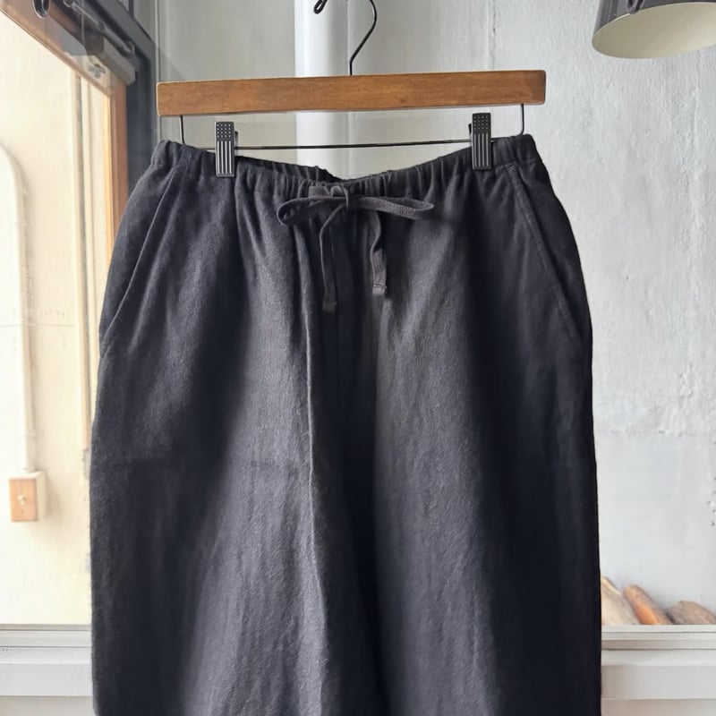 COMOLI カシミヤシルク テーパードパンツ | Less Higashikawa