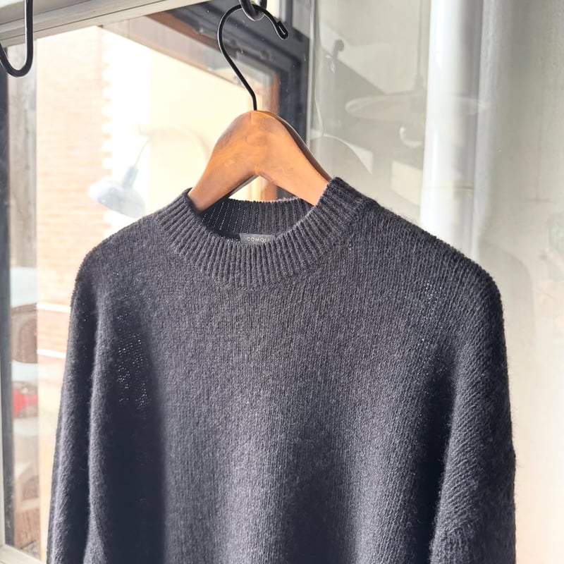 COMOLI カシミヤ製品染 クルーネックニット | Less Higashikawa