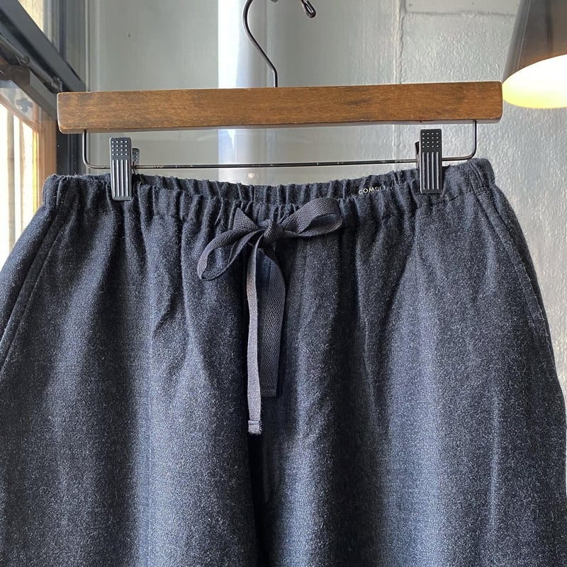 COMOLI ウールシルク ドローストリングパンツ | Less Higashikawa