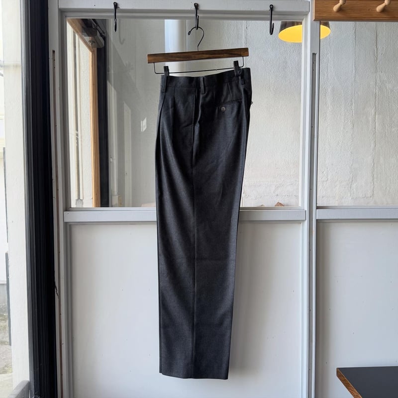 AURALEE SUPER LIGHT WOOL TWO-TUCK SLACKS | Less