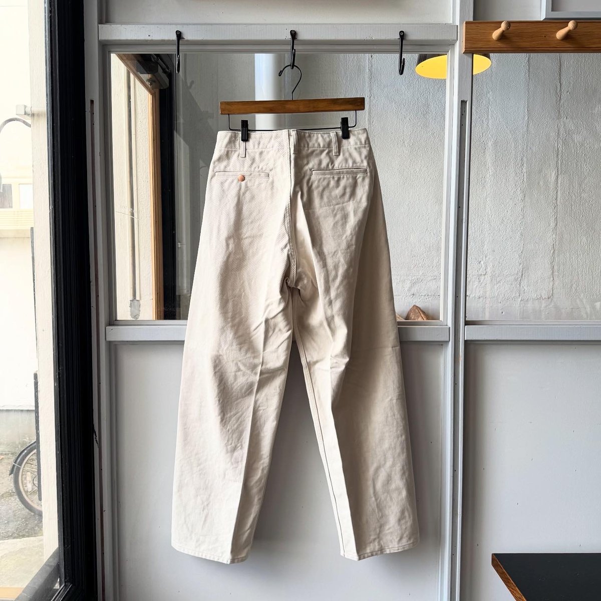 COMOLI コットンツイル ワークパンツ | Less Higashikawa