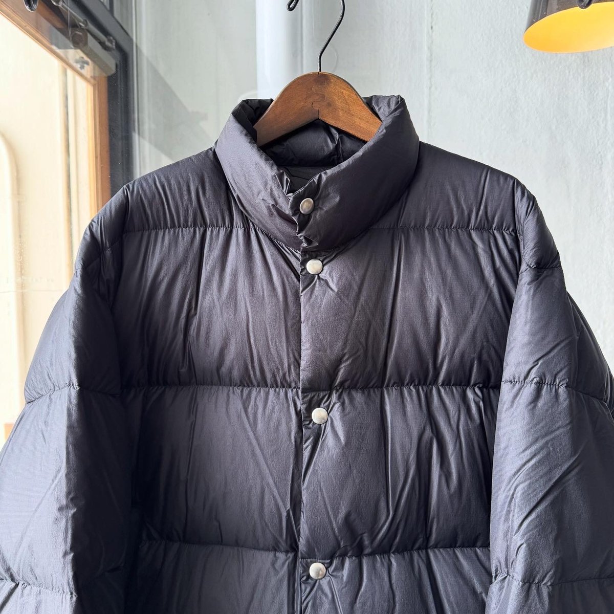 COMOLI ダウン ジャケット | Less Higashikawa