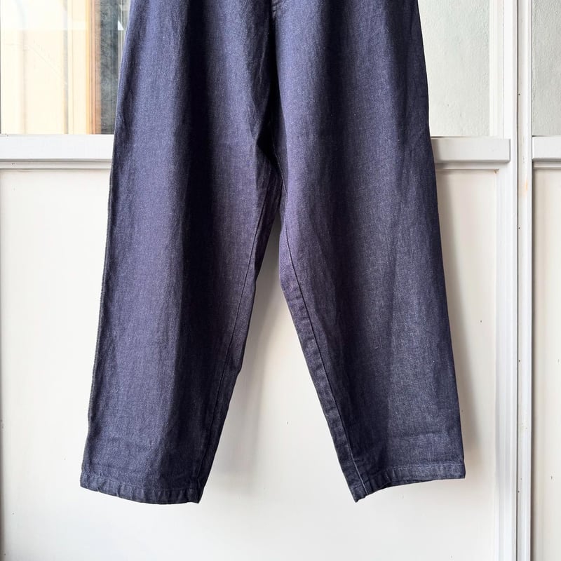 COMOLI ネイビーデニム テーパードパンツ | Less Higashikawa