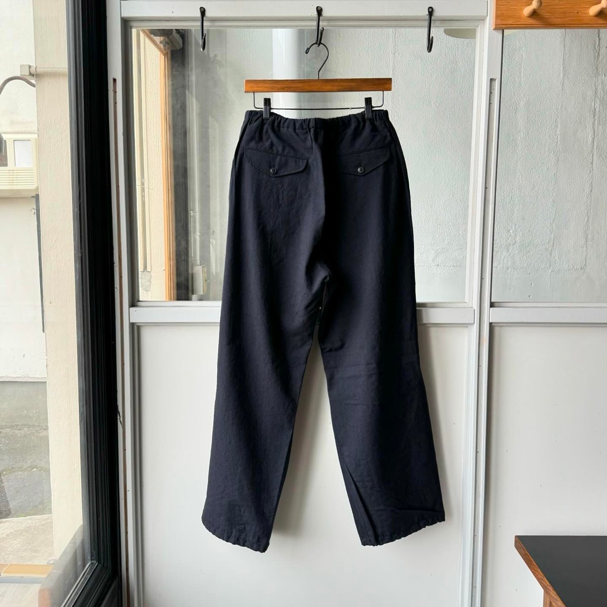 COMOLI ウール ニータックパンツ | Less Higashikawa