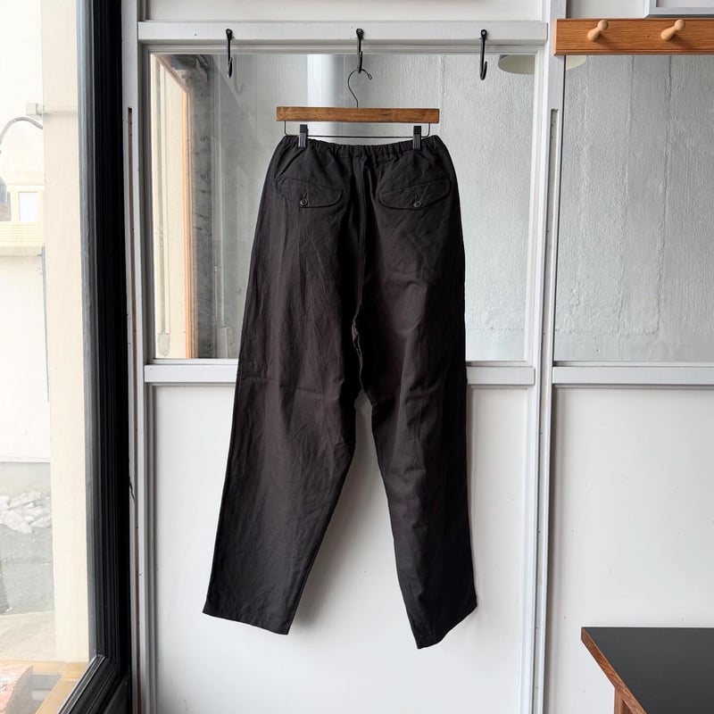 COMOLI コットンダックス テーパードパンツ | Less Higashikawa