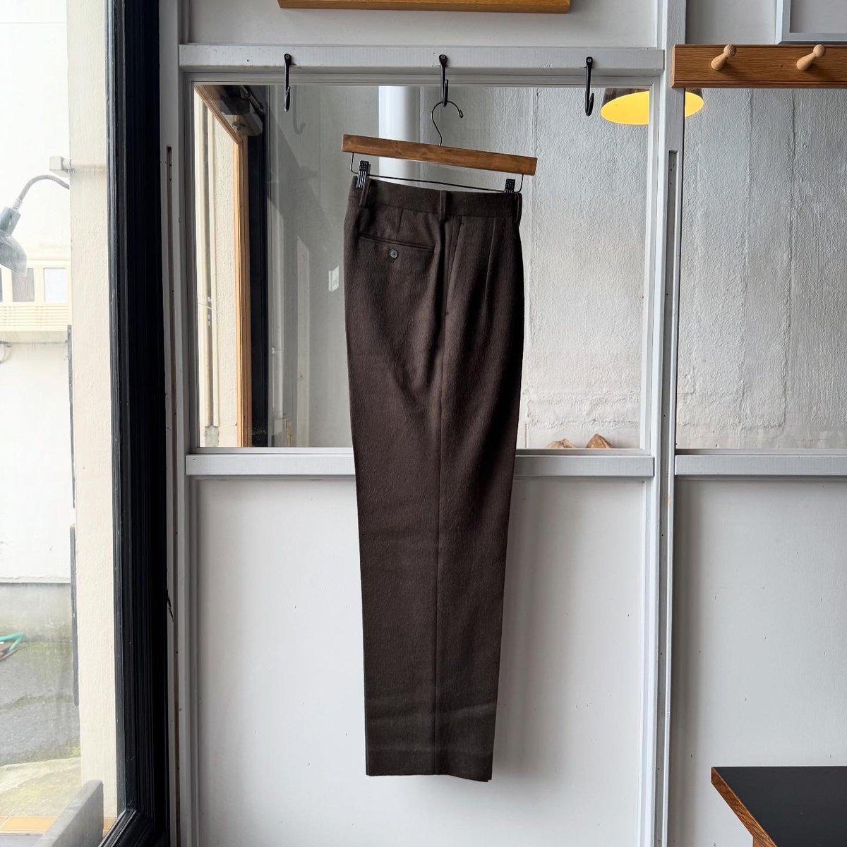 お*つ様 AURALEE BABY CAMEL FLANNEL SLACKS AURALEE BABY CAMEL FLANNEL TWO-TUCK SLACKS | Le