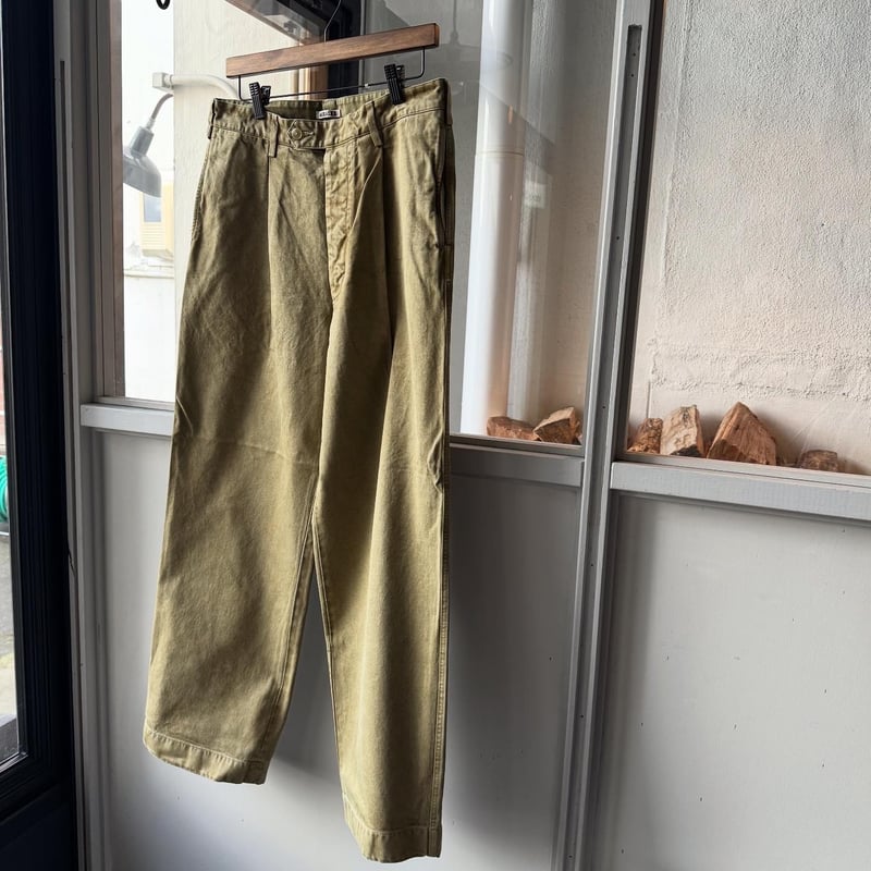 AURALEE PRODUCT DYED FINX CHINO ONE-TUCK PANTS