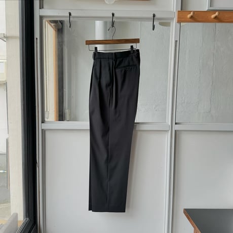 AURALEE　LIGHT WOOL MAX GABARDINE TWO-TUCK SLACKS