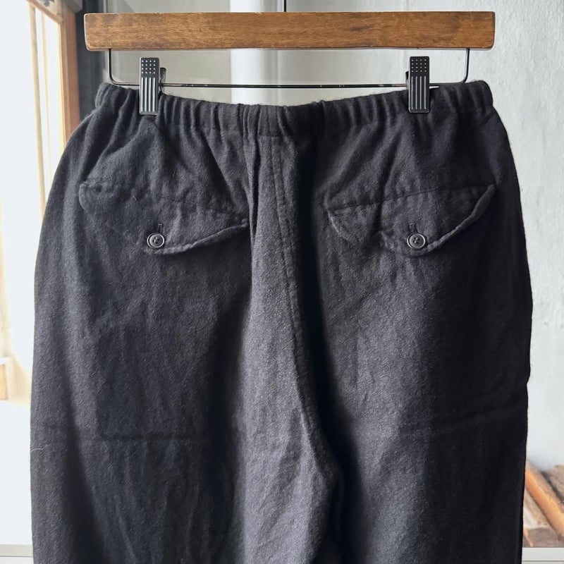 COMOLI カシミヤシルク テーパードパンツ | Less Higashikawa