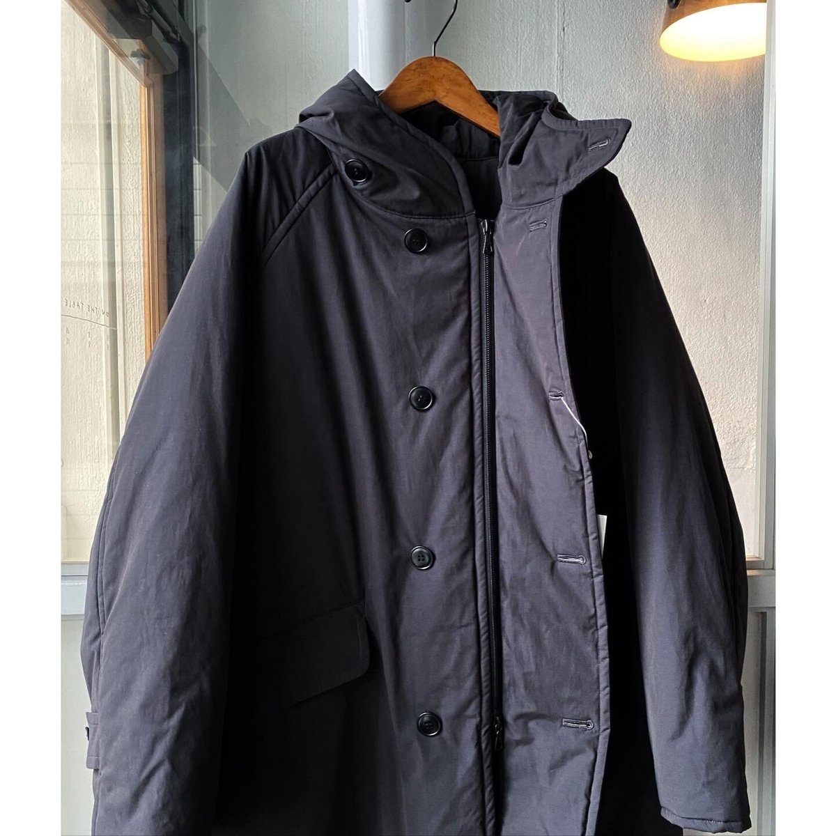 COMOLI インサレーション フーデッドコート | Less Higashikawa