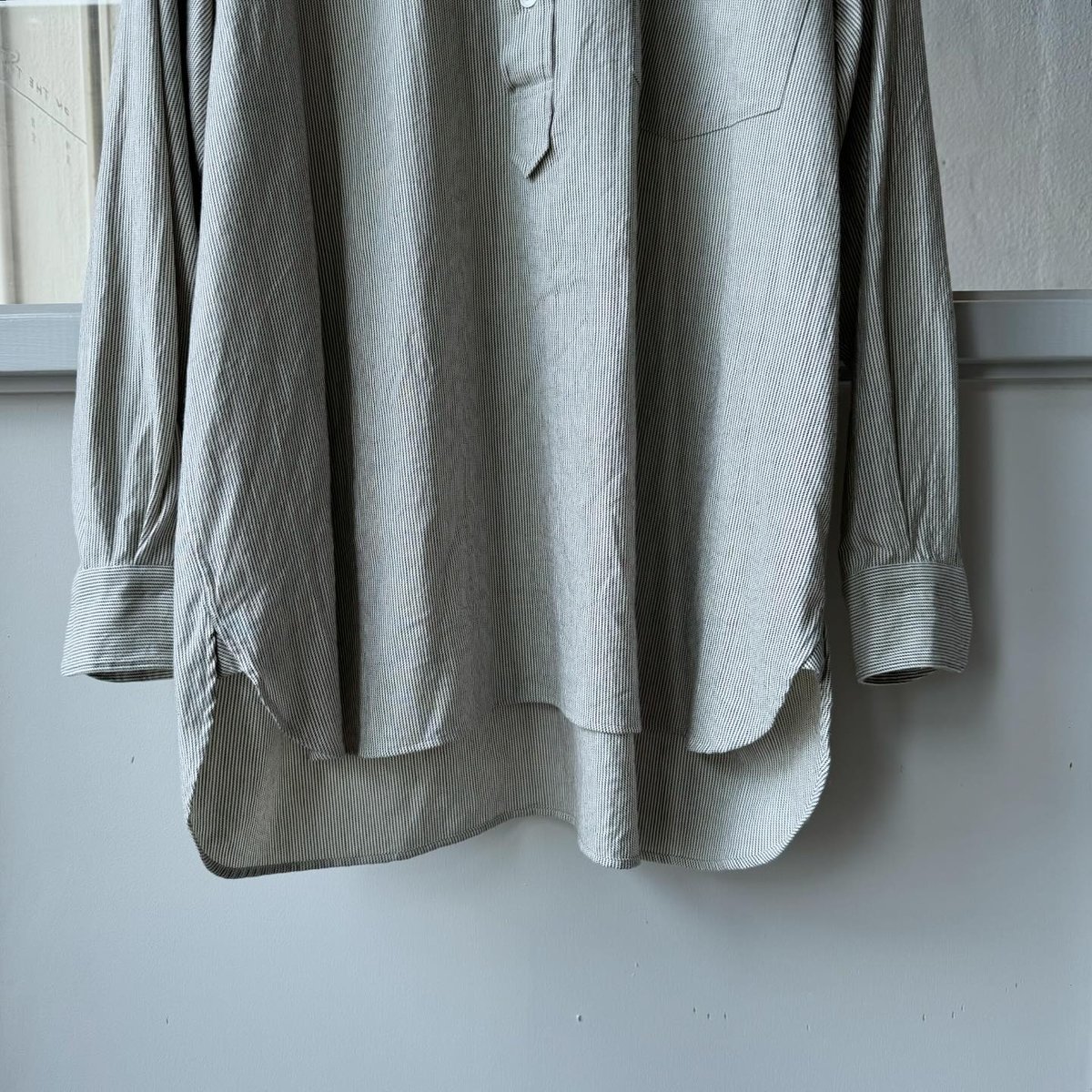 COMOLI C/CA ストライプ プルオーバーシャツ | Less Higashikawa COMOLI C/CA ストライプ プルオーバーシャツ | Less Higashikawa