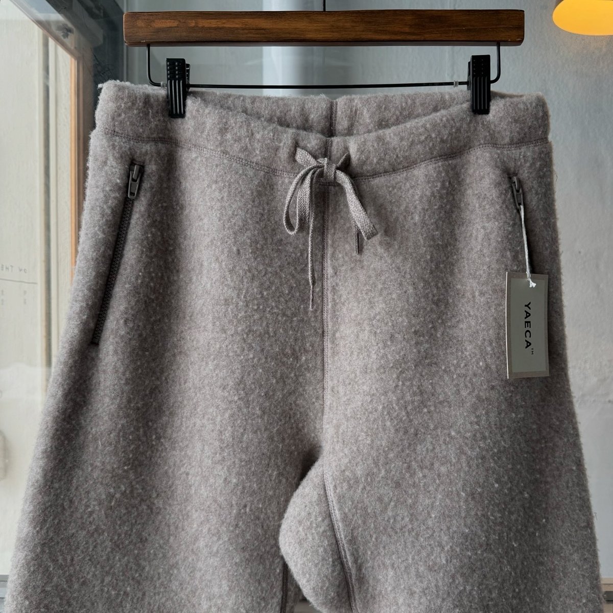 YAECA [UNISEX] Natural Wool Fleece Pants | Less
