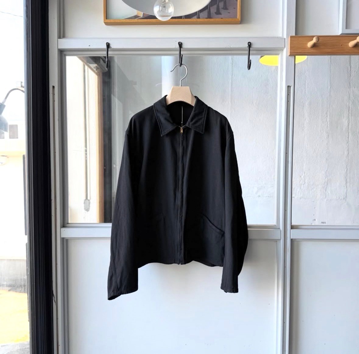 COMOLI シルクネップ ジップショートジャケット | Less Higashikawa