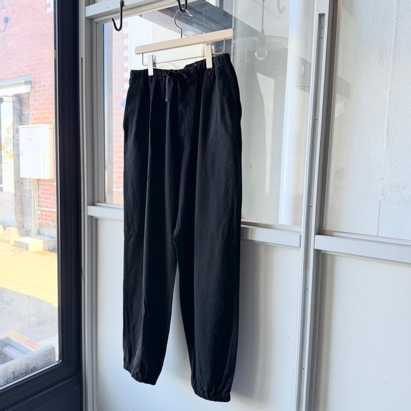 COMOLI シルクネップ ドローストリングパンツ | Less Higashikawa