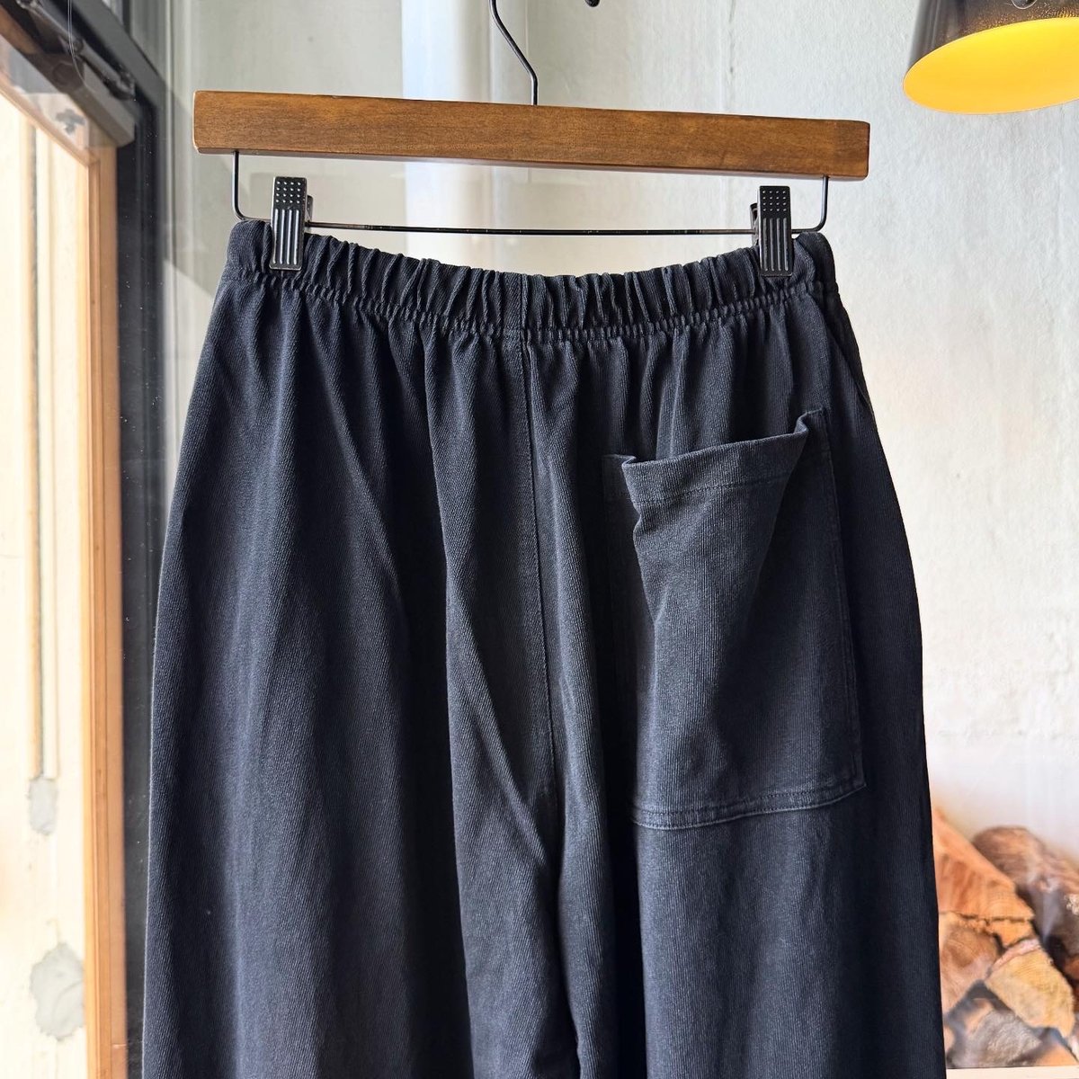 COMOLI コットンジャージ ニータックパンツ | Less Higashikawa