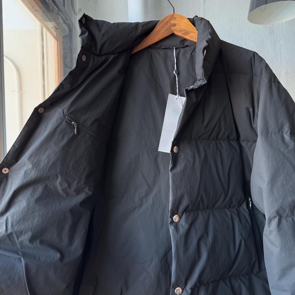 COMOLI コットンナイロン ダウン | Less Higashikawa