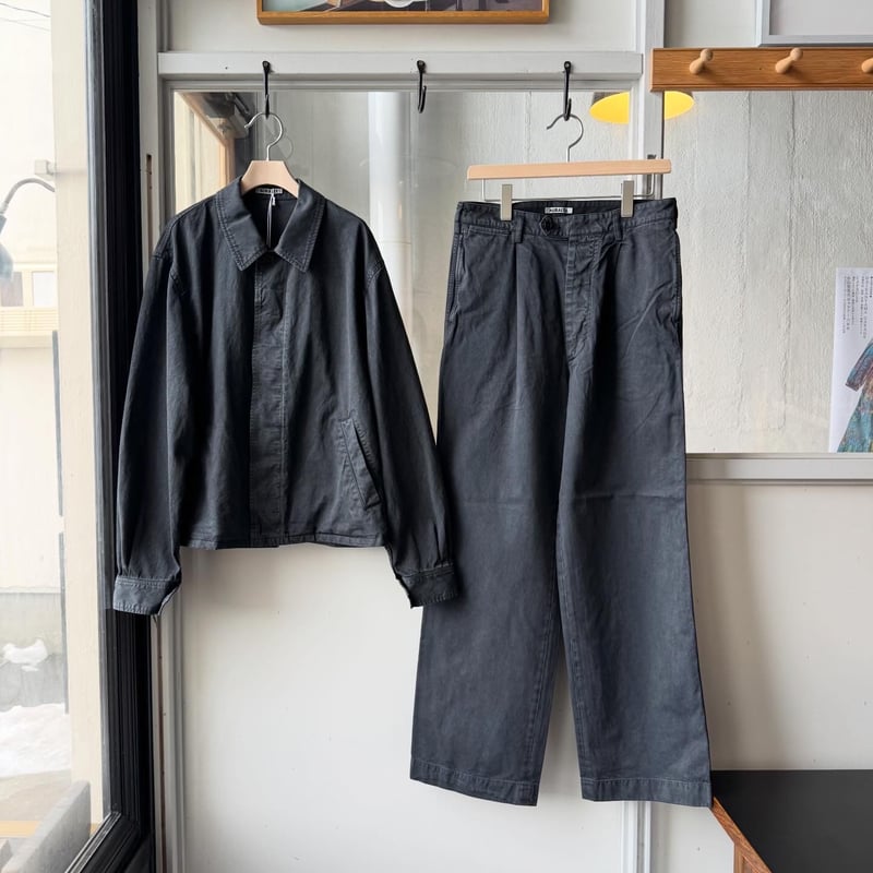 AURALEE GARMENT-DYED FINX LIGHT CHINO ONE-TUCK