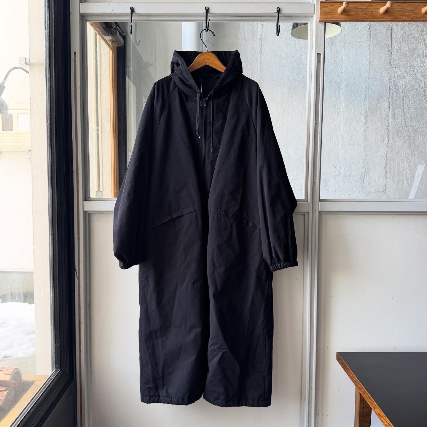 COMOLI フーデッド ロングコート | Less Higashikawa