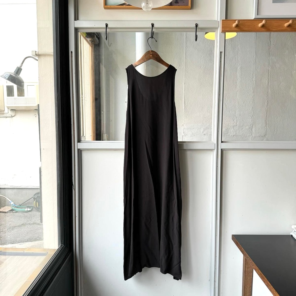 COMOLI レーヨン ノースリーブ | Less Higashikawa
